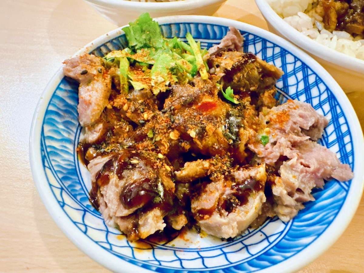 免費「滿料雞湯」無限喝!台中超夯「炸蛋滷肉飯」開門就排爆,百元內吃飽飽 免費「滿料雞湯」無限喝!台中超夯「炸蛋滷肉飯」開門就排爆,百元內吃飽飽