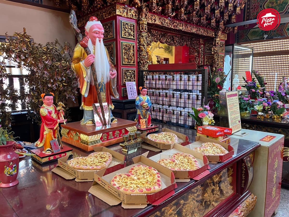 吃了會脫單嗎?必勝客超狂「紅餡芝心比薩」開搶,加碼送樂成宮加持「紅線」 吃了會脫單嗎?必勝客超狂「紅餡芝心比薩」開搶,加碼送樂成宮加持「紅線」