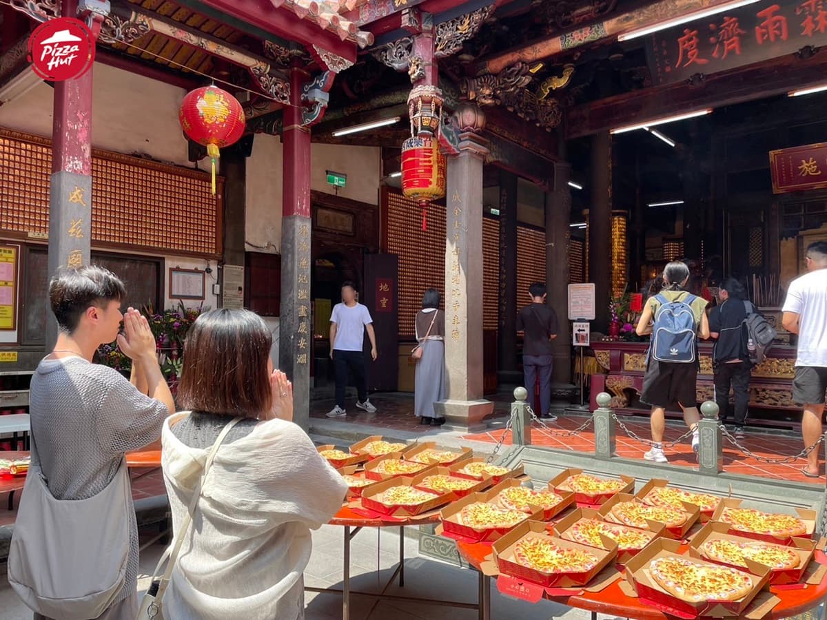 吃了會脫單嗎?必勝客超狂「紅餡芝心比薩」開搶,加碼送樂成宮加持「紅線」 吃了會脫單嗎?必勝客超狂「紅餡芝心比薩」開搶,加碼送樂成宮加持「紅線」