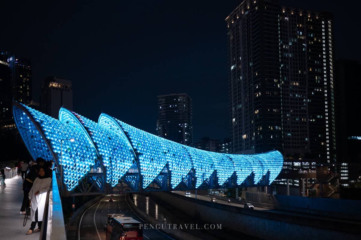 4千盞LED燈最炫天橋!新人氣景點同框最高大樓,繽紛燈光堪稱「最美夜景」 4千盞LED燈最炫天橋!新人氣景點同框最高大樓,繽紛燈光堪稱「最美夜景」