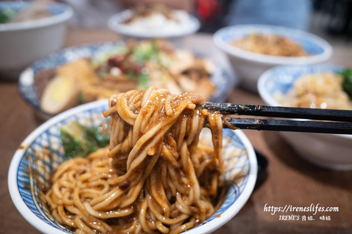 夜貓最愛「東引快刀手」插旗三重!牛油麻醬麵銷魂噴香,超強滷味每桌必點 夜貓最愛「東引快刀手」插旗三重!牛油麻醬麵銷魂噴香,超強滷味每桌必點