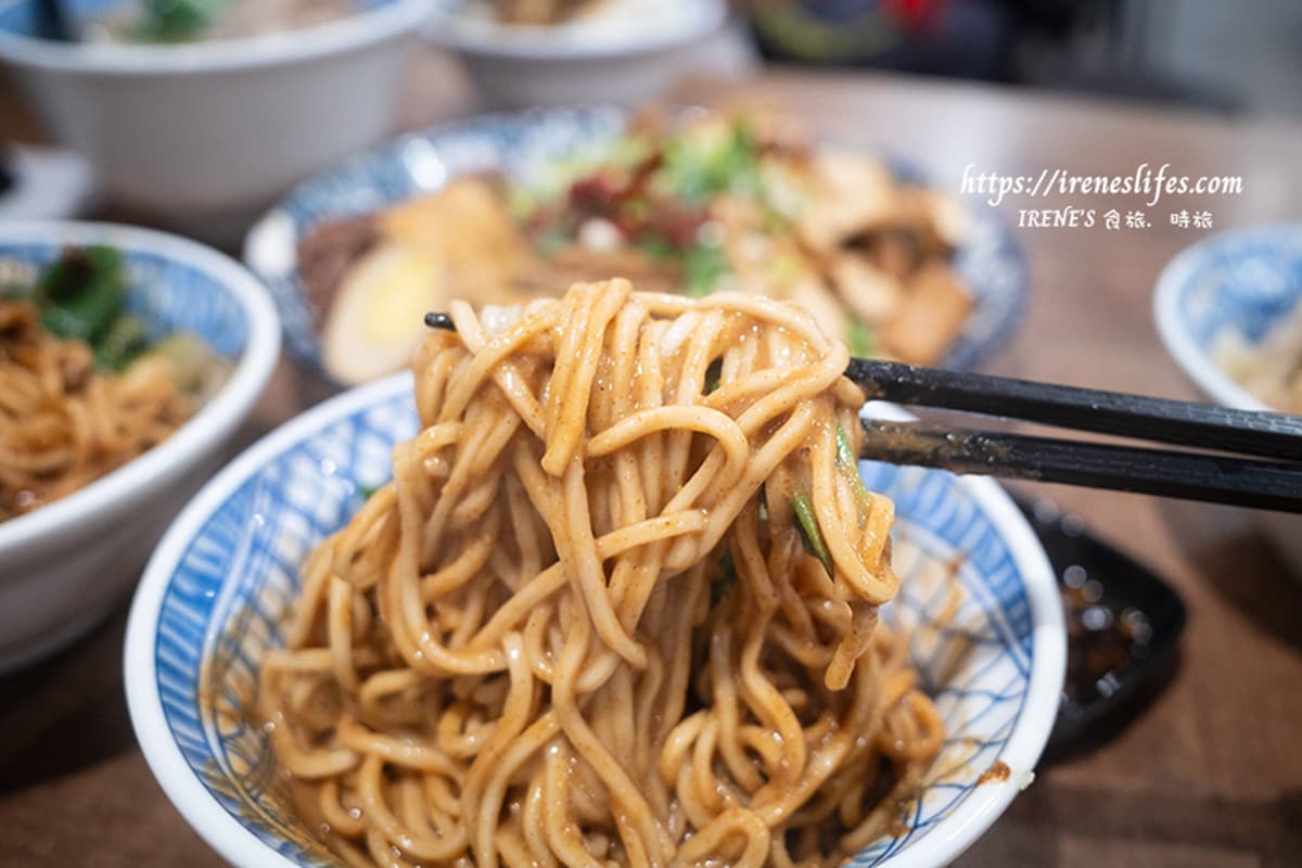 夜貓最愛「東引快刀手」插旗三重!牛油麻醬麵銷魂噴香,超強滷味每桌必點 夜貓最愛「東引快刀手」插旗三重!牛油麻醬麵銷魂噴香,超強滷味每桌必點