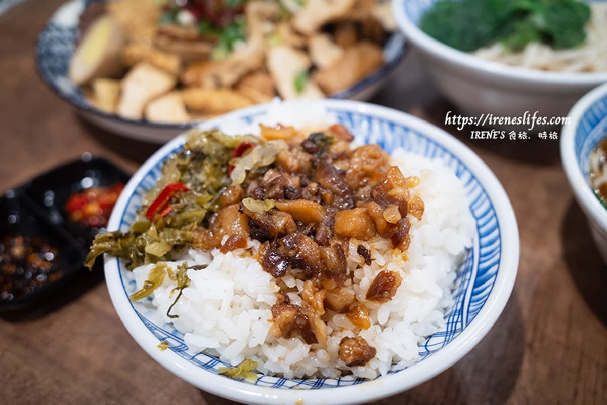 夜貓最愛「東引快刀手」插旗三重!牛油麻醬麵銷魂噴香,超強滷味每桌必點 夜貓最愛「東引快刀手」插旗三重!牛油麻醬麵銷魂噴香,超強滷味每桌必點