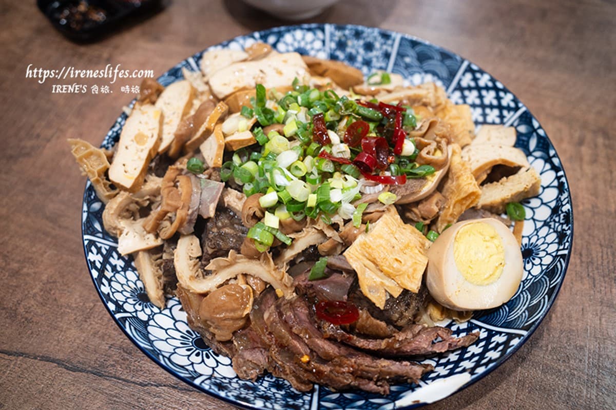 夜貓最愛「東引快刀手」插旗三重!牛油麻醬麵銷魂噴香,超強滷味每桌必點 夜貓最愛「東引快刀手」插旗三重!牛油麻醬麵銷魂噴香,超強滷味每桌必點