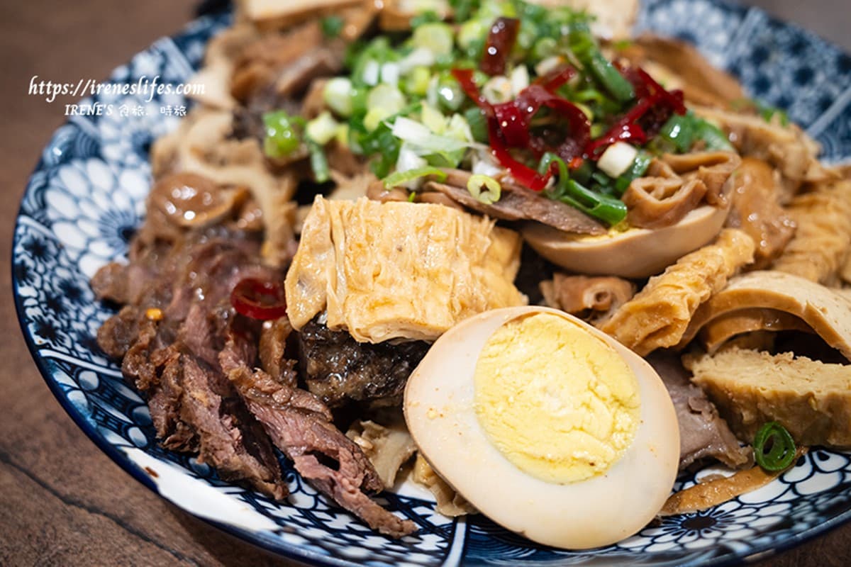 夜貓最愛「東引快刀手」插旗三重!牛油麻醬麵銷魂噴香,超強滷味每桌必點 夜貓最愛「東引快刀手」插旗三重!牛油麻醬麵銷魂噴香,超強滷味每桌必點