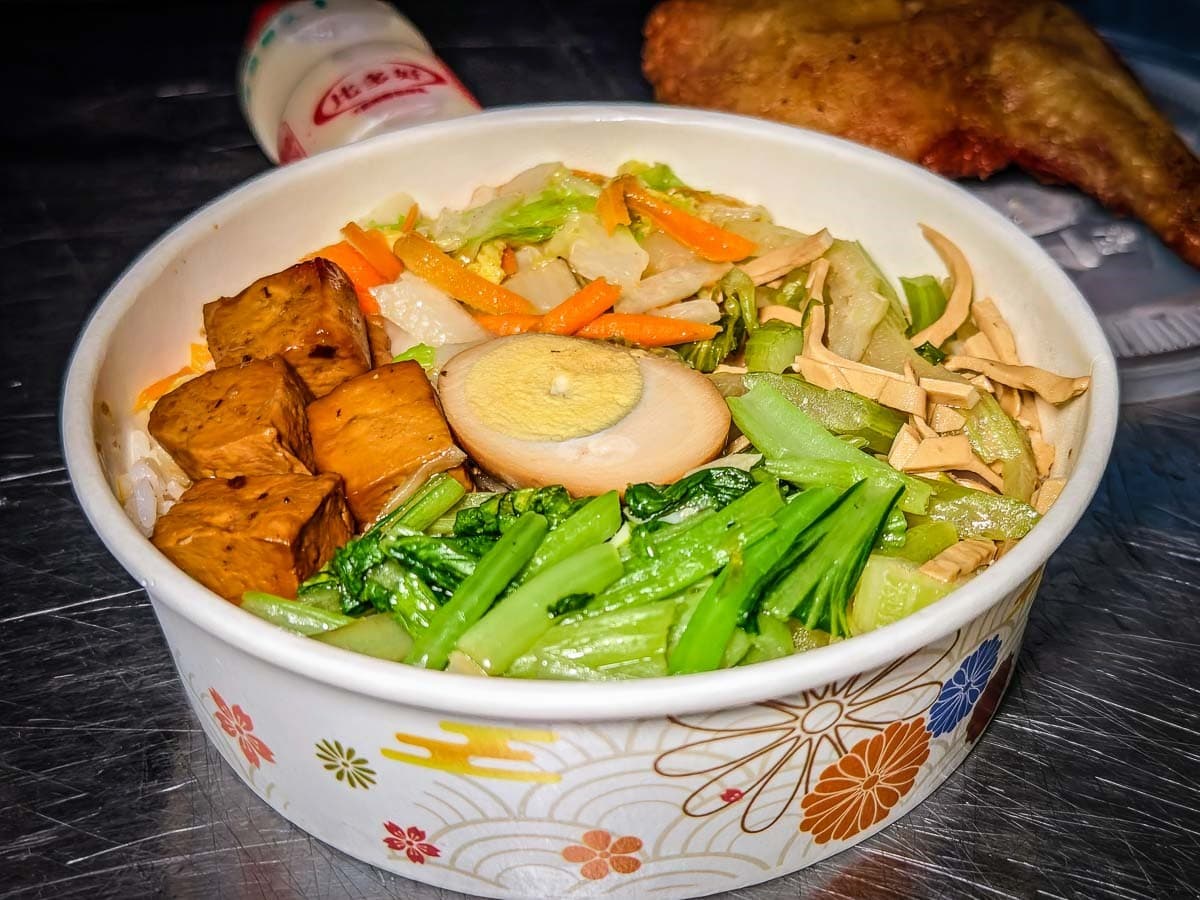 便當均一價80元!桃園人才知「佛系便當」藏在這,自選4樣菜還附飲料、滷蛋 便當均一價80元!桃園人才知「佛系便當」藏在這,自選4樣菜還附飲料、滷蛋