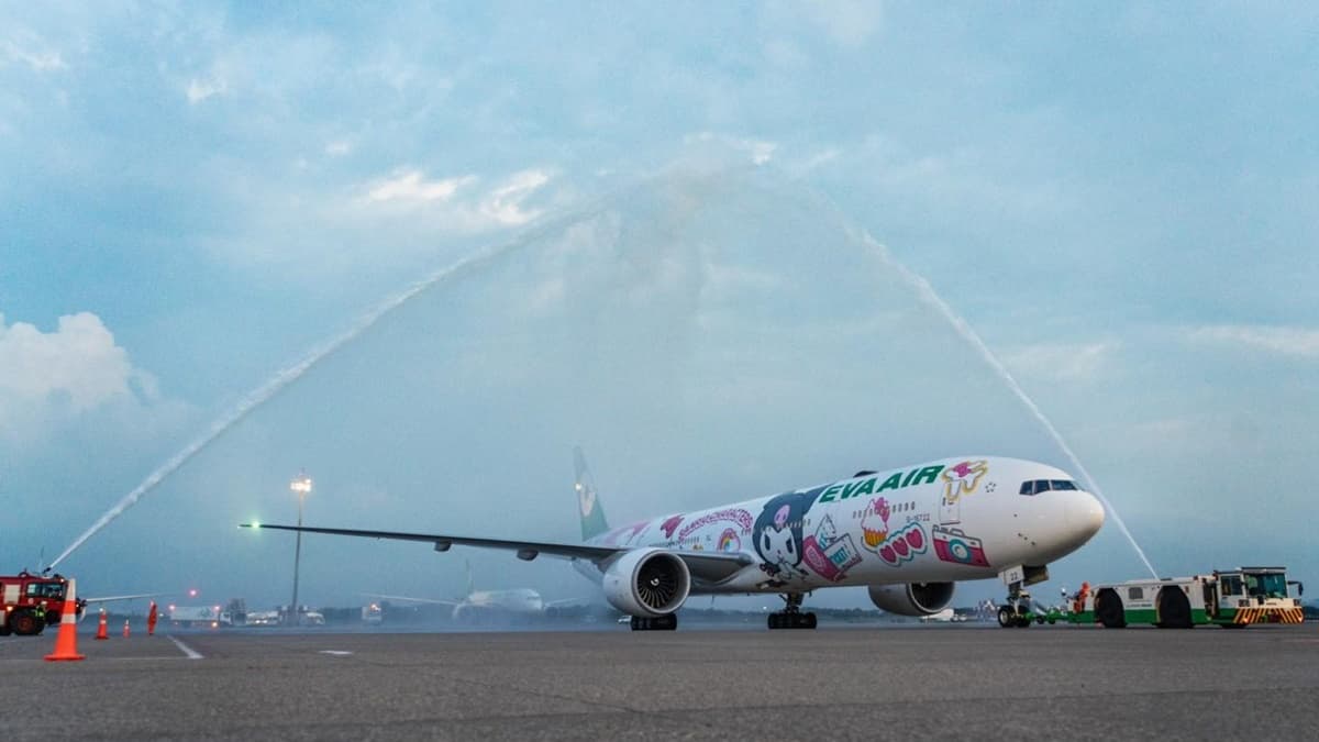 Hello Kitty彩繪機來了!長榮三麗鷗新機登場,撲克牌、登機證超欠收藏 Hello Kitty彩繪機來了!長榮三麗鷗新機登場,撲克牌、登機證超欠收藏