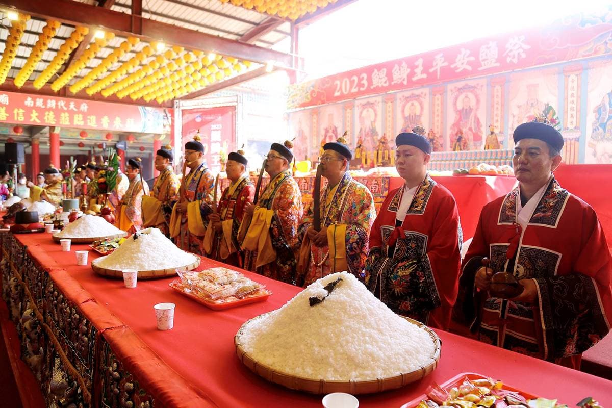 鹽的民俗禁忌!「拜天公、驅邪、祈求好運」都用,「撒鹽米」做錯當心無效 鹽的民俗禁忌!「拜天公、驅邪、祈求好運」都用,「撒鹽米」做錯當心無效