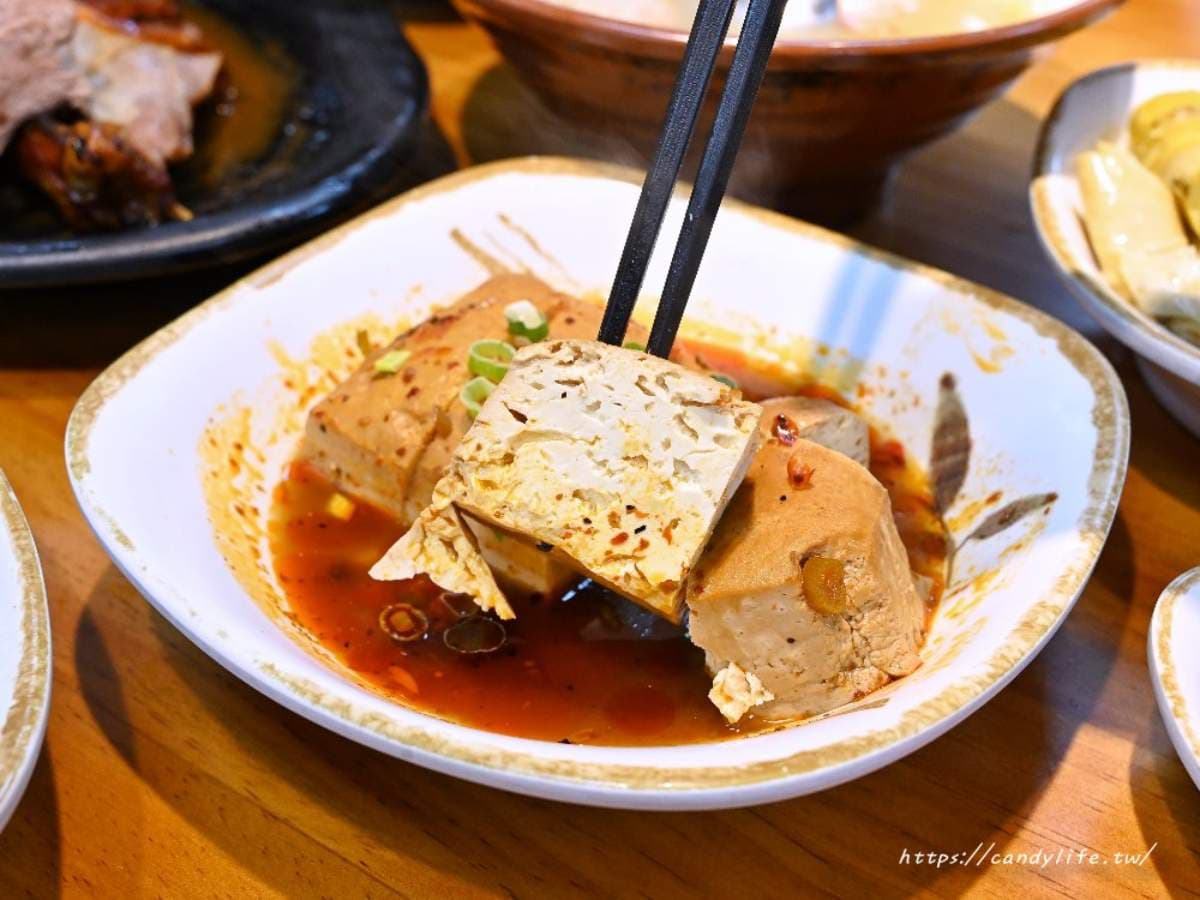 台中超強「黃金燒鵝」藏這!皮脆肉嫩限量晚來吃不到,巨無霸茶葉鵝蛋也必嘗 台中超強「黃金燒鵝」藏這!皮脆肉嫩限量晚來吃不到,巨無霸茶葉鵝蛋也必嘗