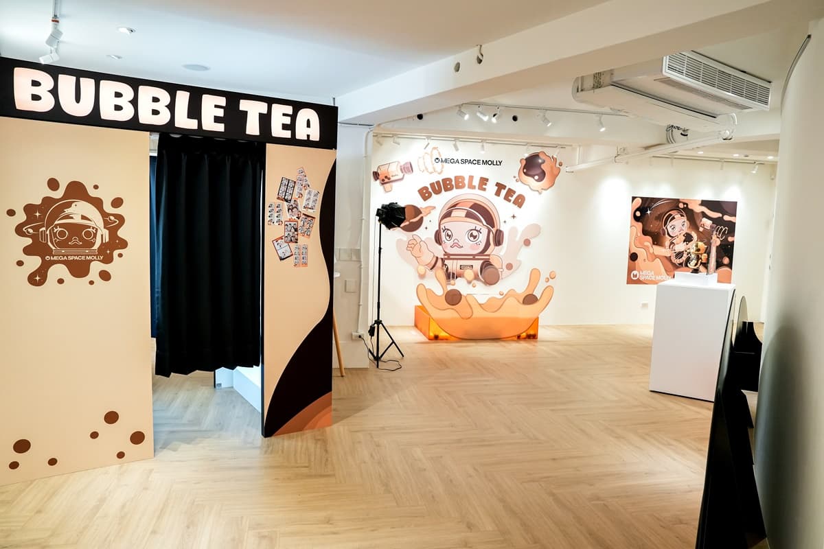 免費逛「POP MART珍奶公仔」特展!爽抽台灣限定珍奶MOLLY、玩拍貼機 免費逛「POP MART珍奶公仔」特展!爽抽台灣限定珍奶MOLLY、玩拍貼機