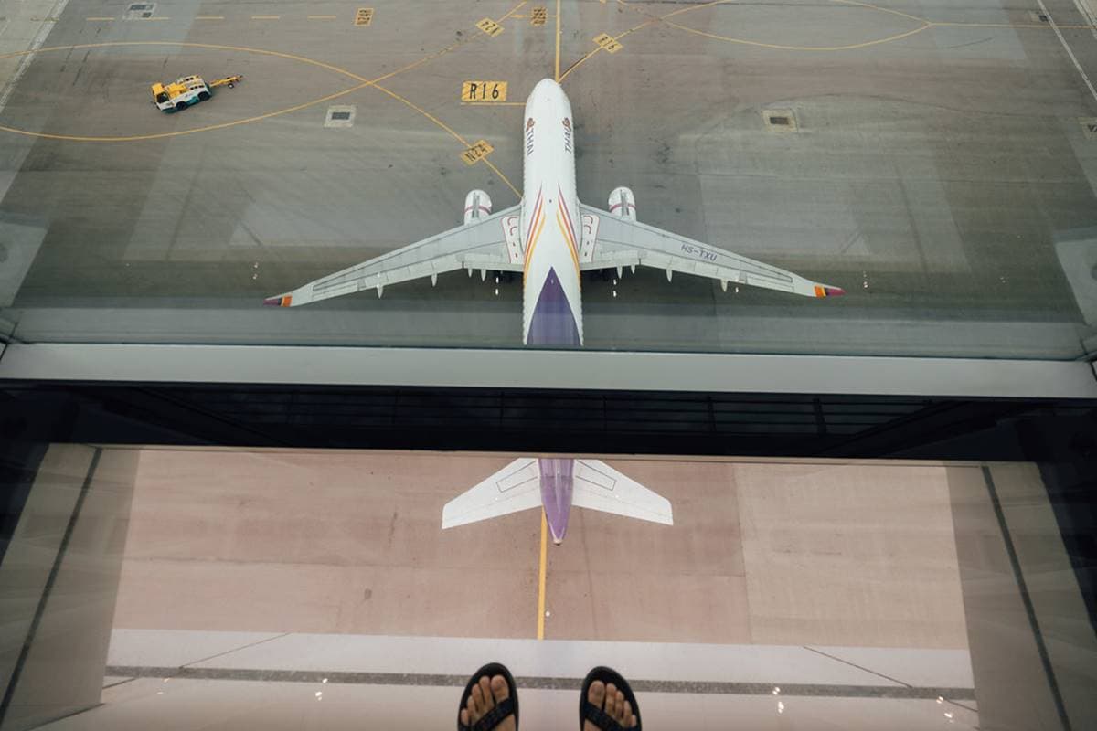 等飛機不無聊!機場最新「透明天際走廊」,看巨無霸飛機「腳下穿越」超過癮 等飛機不無聊!機場最新「透明天際走廊」,看巨無霸飛機「腳下穿越」超過癮