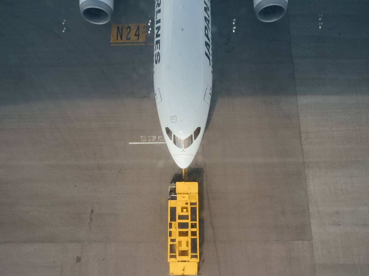 等飛機不無聊!機場最新「透明天際走廊」,看巨無霸飛機「腳下穿越」超過癮 等飛機不無聊!機場最新「透明天際走廊」,看巨無霸飛機「腳下穿越」超過癮