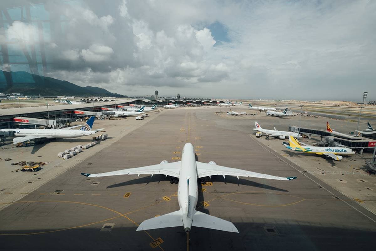 等飛機不無聊!機場最新「透明天際走廊」,看巨無霸飛機「腳下穿越」超過癮 等飛機不無聊!機場最新「透明天際走廊」,看巨無霸飛機「腳下穿越」超過癮