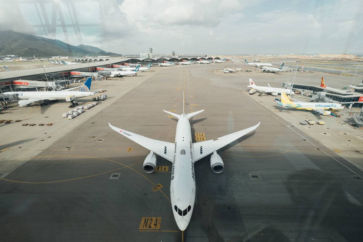 等飛機不無聊!機場最新「透明天際走廊」,看巨無霸飛機「腳下穿越」超過癮 等飛機不無聊!機場最新「透明天際走廊」,看巨無霸飛機「腳下穿越」超過癮