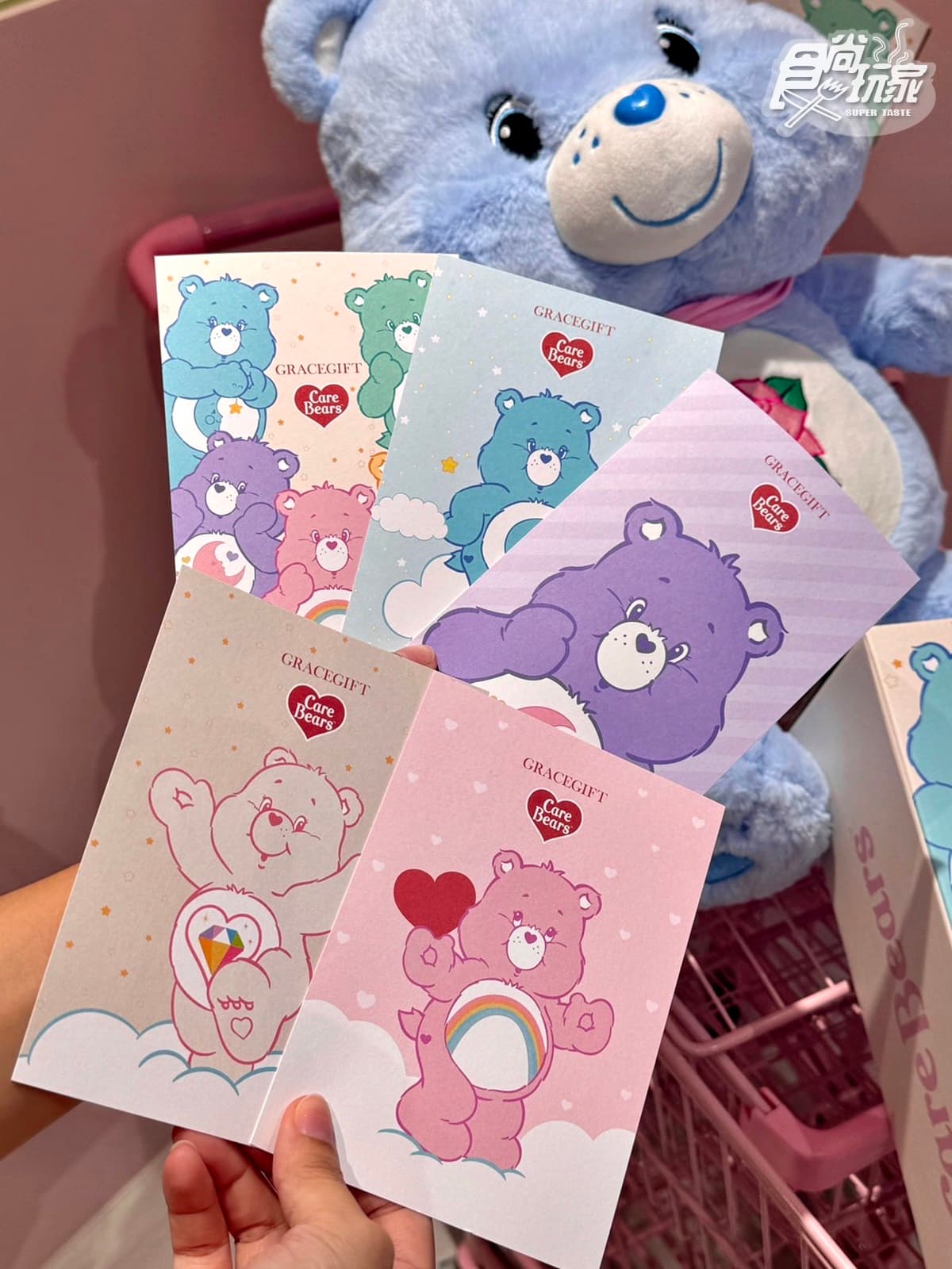 全台首間「彩虹熊粉紅小屋」在西門!Care Bears專賣店:巨大盒裝、送襪子盲盒 全台首間「彩虹熊粉紅小屋」在西門!Care Bears專賣店:巨大盒裝、送襪子盲盒