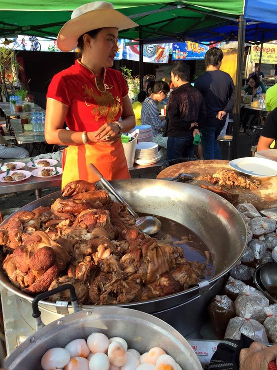 清邁夜市人氣小吃!當地人認證最好吃「鳳飛飛豬腳飯」,連美食家波登都認可 清邁夜市人氣小吃!當地人認證最好吃「鳳飛飛豬腳飯」,連美食家波登都認可