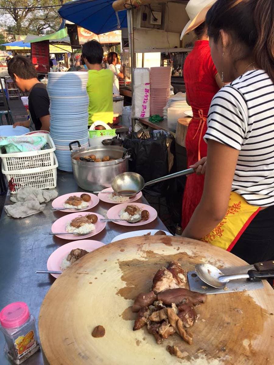 清邁夜市人氣小吃!當地人認證最好吃「鳳飛飛豬腳飯」,連美食家波登都認可 清邁夜市人氣小吃!當地人認證最好吃「鳳飛飛豬腳飯」,連美食家波登都認可