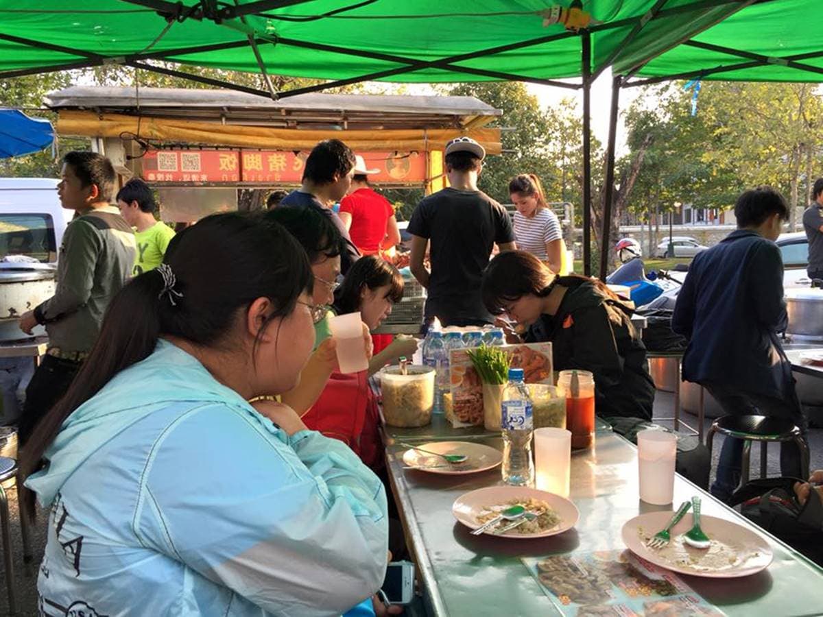 清邁夜市人氣小吃!當地人認證最好吃「鳳飛飛豬腳飯」,連美食家波登都認可 清邁夜市人氣小吃!當地人認證最好吃「鳳飛飛豬腳飯」,連美食家波登都認可