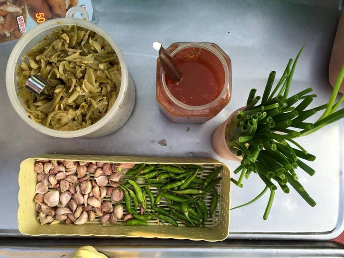 清邁夜市人氣小吃!當地人認證最好吃「鳳飛飛豬腳飯」,連美食家波登都認可 清邁夜市人氣小吃!當地人認證最好吃「鳳飛飛豬腳飯」,連美食家波登都認可