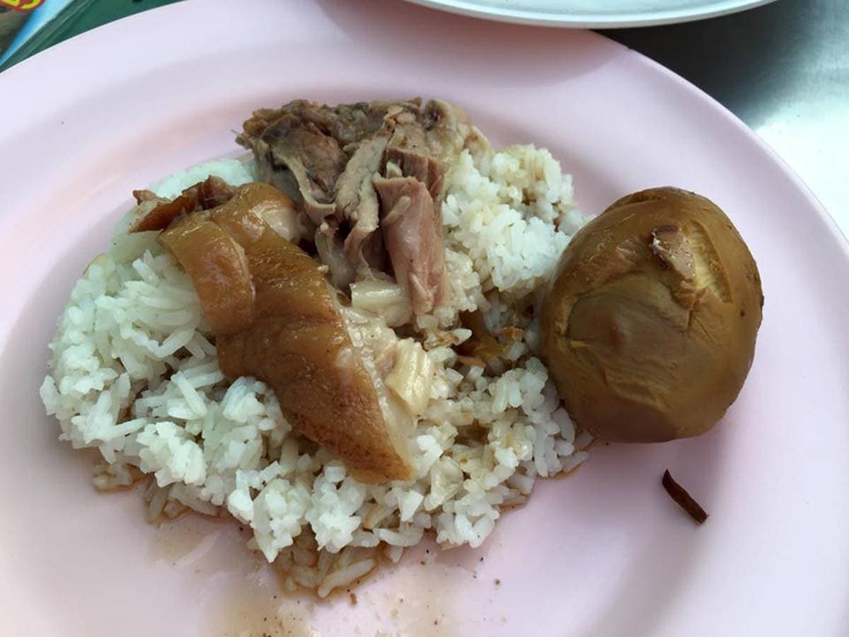 清邁夜市人氣小吃!當地人認證最好吃「鳳飛飛豬腳飯」,連美食家波登都認可 清邁夜市人氣小吃!當地人認證最好吃「鳳飛飛豬腳飯」,連美食家波登都認可