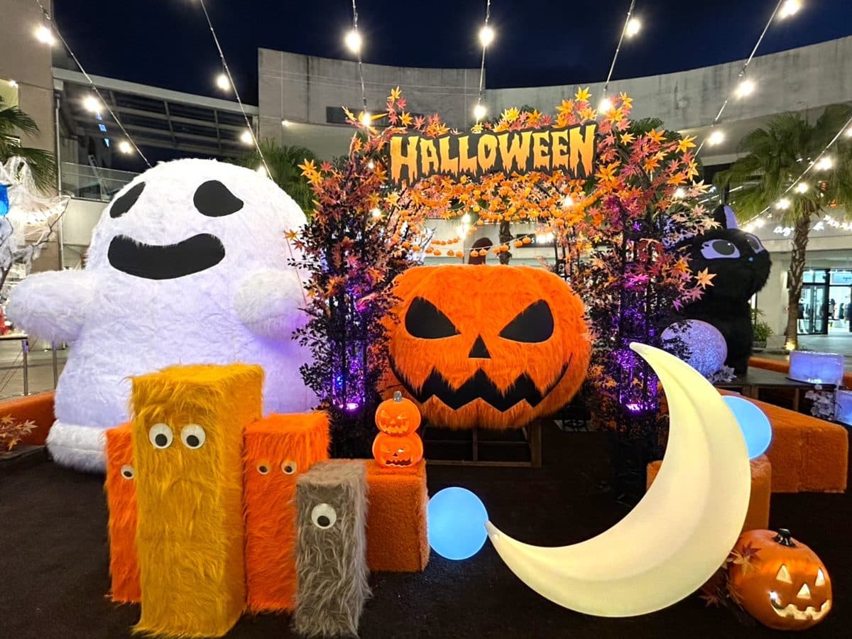 3公尺白幽靈超萌!免費打卡Outlet、商場萬聖節造景,加碼400秒無人機表演 3公尺白幽靈超萌!免費打卡Outlet、商場萬聖節造景,加碼400秒無人機表演