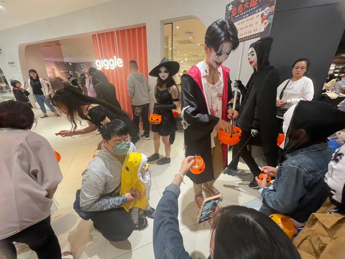 3公尺白幽靈超萌!免費打卡Outlet、商場萬聖節造景,加碼400秒無人機表演 3公尺白幽靈超萌!免費打卡Outlet、商場萬聖節造景,加碼400秒無人機表演