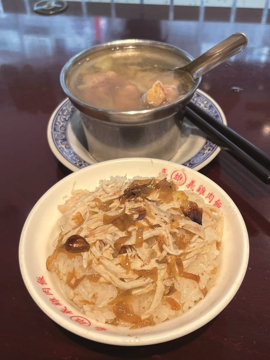 超人氣50年老店!延三夜市必吃神級「古早味雞肉飯」,老饕必加「脆嫩豬腰」 超人氣50年老店!延三夜市必吃神級「古早味雞肉飯」,老饕必加「脆嫩豬腰」