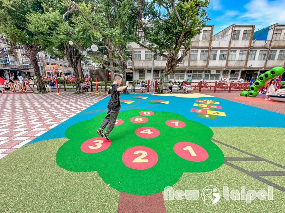 新北「全新公園」開放!全台首座「蘋果主題遊戲場」,超Q溜滑梯、空中步道 新北「全新公園」開放!全台首座「蘋果主題遊戲場」,超Q溜滑梯、空中步道