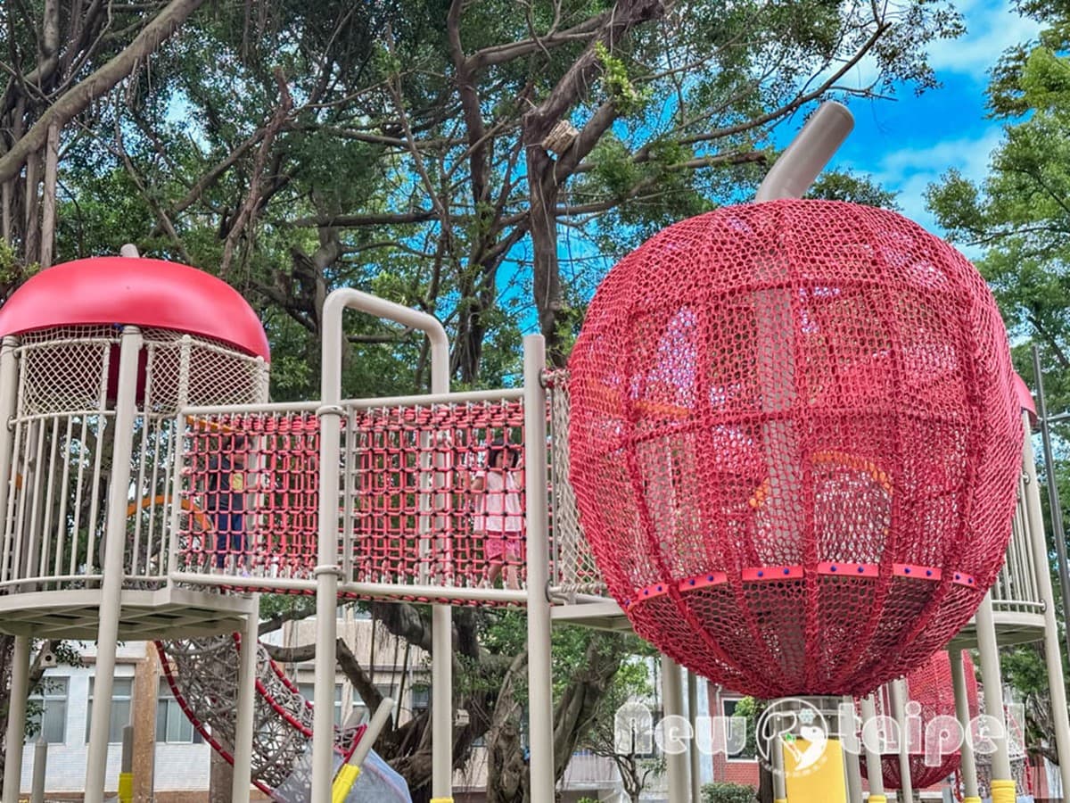 新北「全新公園」開放!全台首座「蘋果主題遊戲場」,超Q溜滑梯、空中步道 新北「全新公園」開放!全台首座「蘋果主題遊戲場」,超Q溜滑梯、空中步道