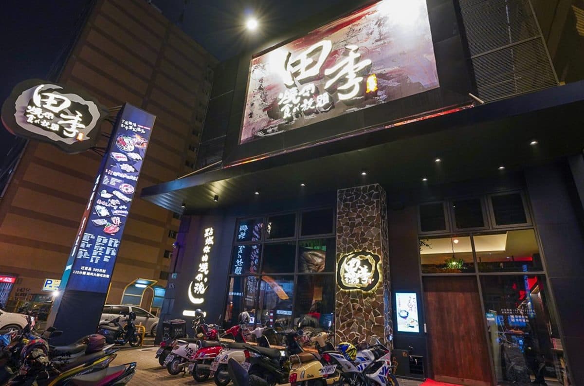 台南「火烤兩吃」吃到飽!爽嗑海鮮、哈根達斯百種食材,還能打卡2層樓暴龍 台南「火烤兩吃」吃到飽!爽嗑海鮮、哈根達斯百種食材,還能打卡2層樓暴龍