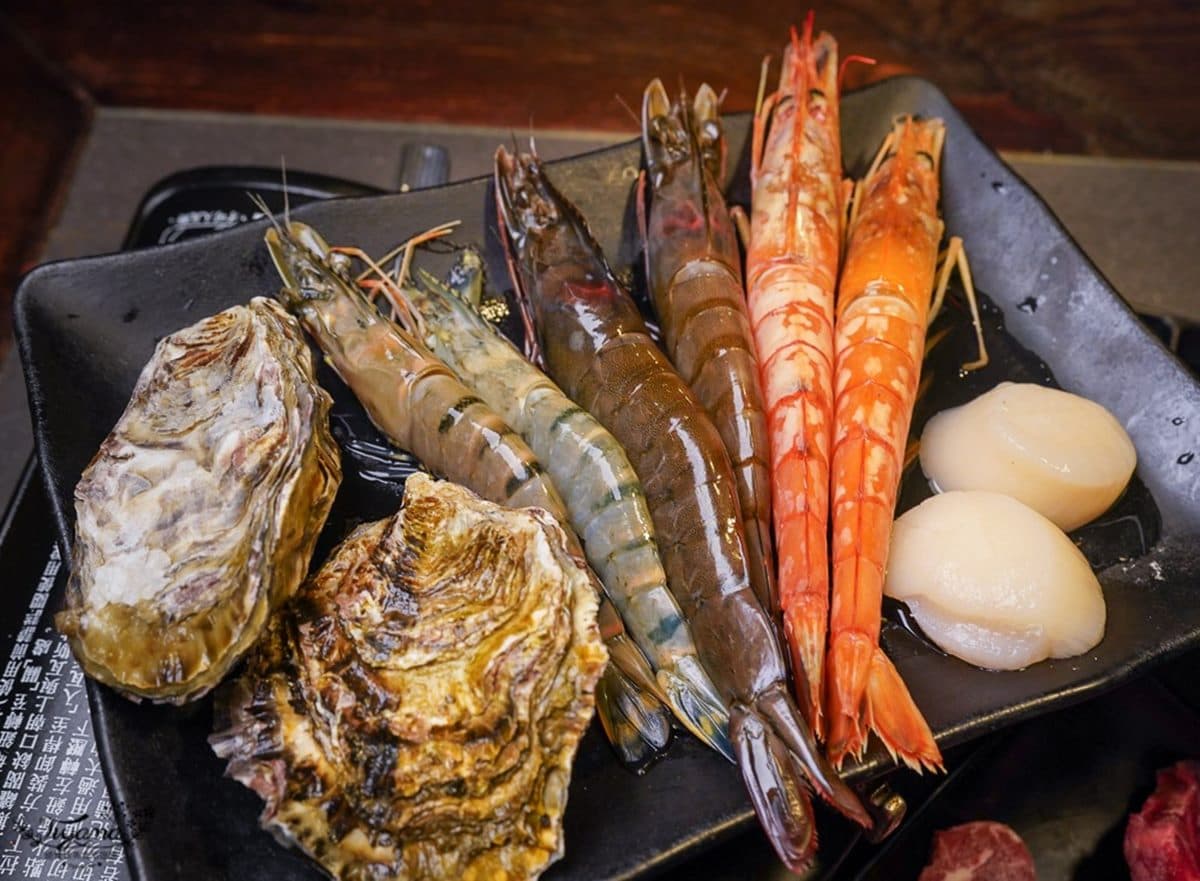 台南「火烤兩吃」吃到飽!爽嗑海鮮、哈根達斯百種食材,還能打卡2層樓暴龍 台南「火烤兩吃」吃到飽!爽嗑海鮮、哈根達斯百種食材,還能打卡2層樓暴龍