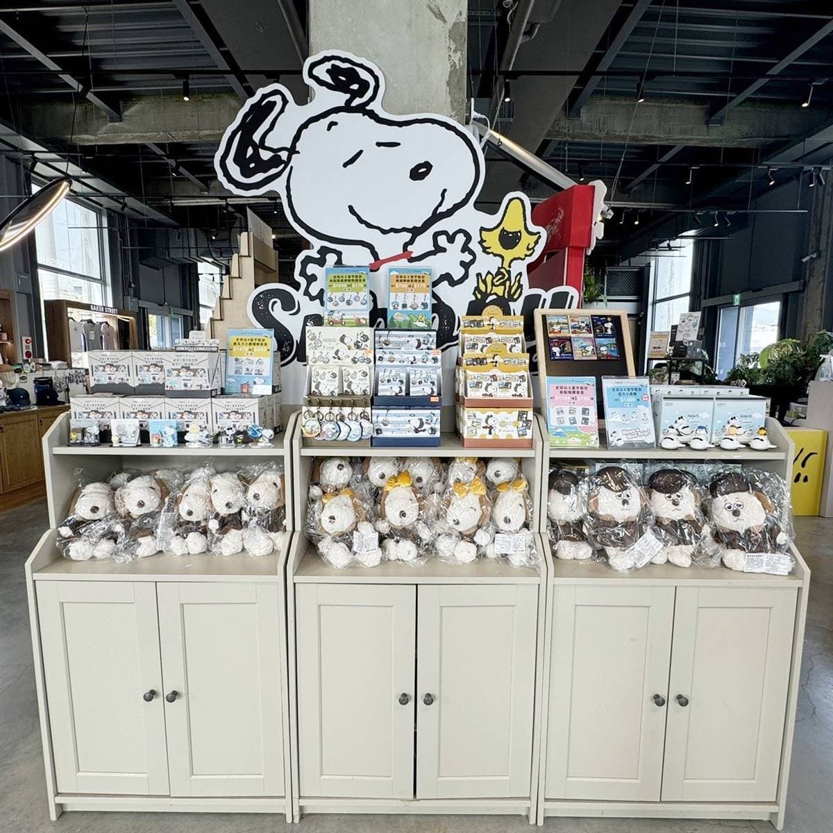 高雄人免羨慕!巨萌「飛行員史奴比」降落駁二,快閃店免費逛、星宇聯名周邊 高雄人免羨慕!巨萌「飛行員史奴比」降落駁二,快閃店免費逛、星宇聯名周邊