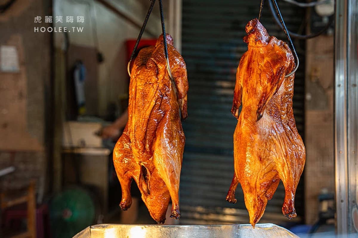 市場熱賣40年!老字號「黃金烤鴨」油亮鮮嫩超多汁,必加獨門中藥粉更銷魂 市場熱賣40年!老字號「黃金烤鴨」油亮鮮嫩超多汁,必加獨門中藥粉更銷魂