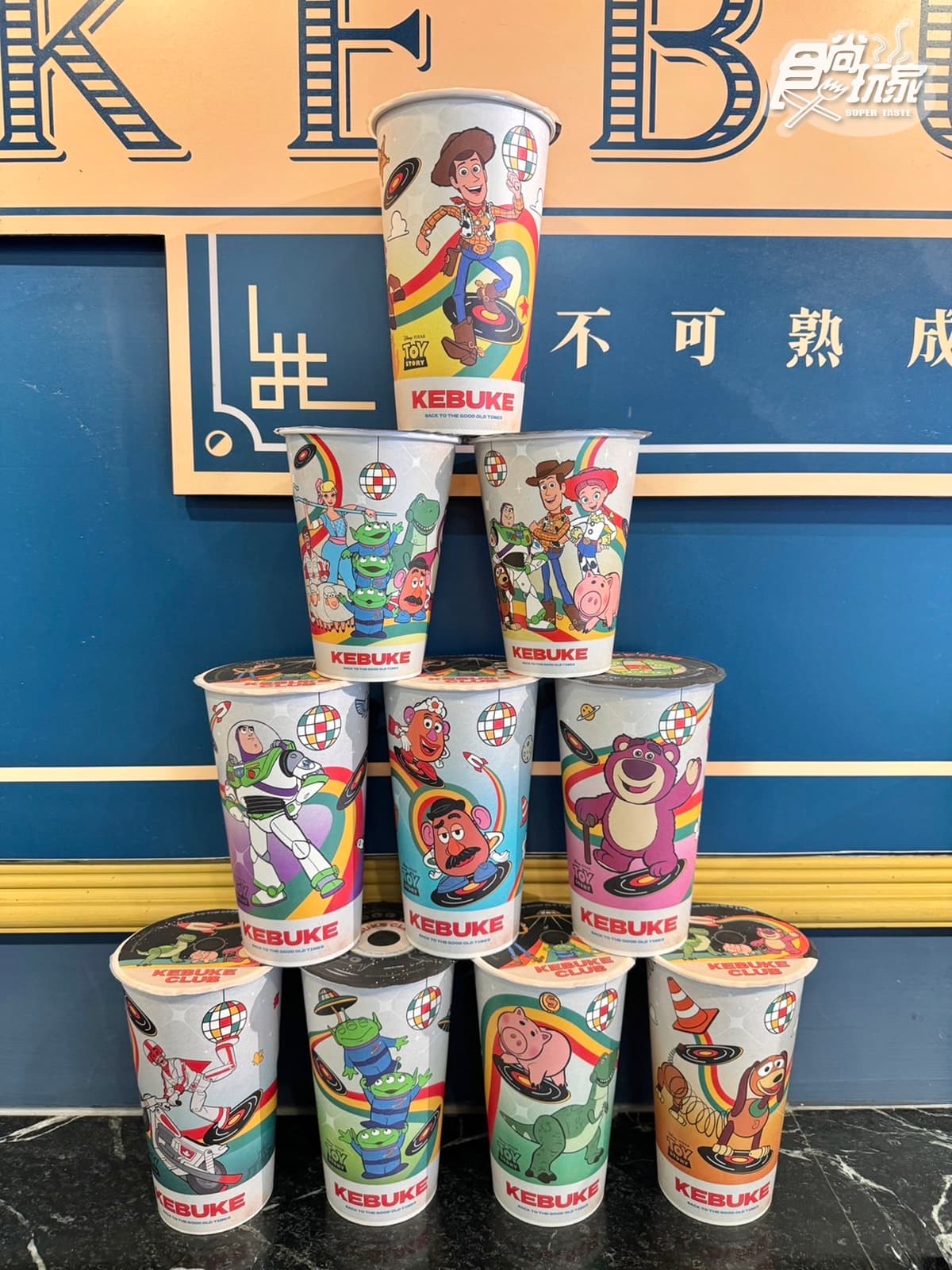 「可不可x玩具總動員」最強聯名!3大飲品、6款周邊登場,三眼怪店卡免費拿 「可不可x玩具總動員」最強聯名!3大飲品、6款周邊登場,三眼怪店卡免費拿
