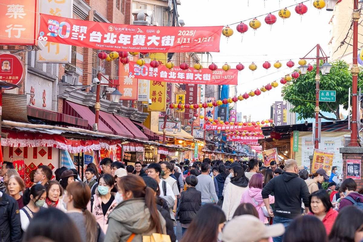 蛇年開運逛起來!2025年貨大街必逛8條:對身分證送發財金、過年也能逛夜市 蛇年開運逛起來!2025年貨大街必逛8條:對身分證送發財金、過年也能逛夜市