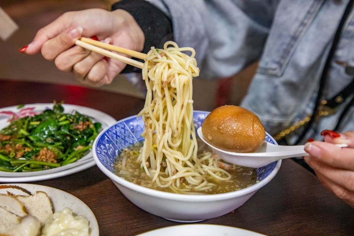 台南最強「擔仔麵」是這家!古早味肉燥湯頭鹹香鮮美,黃金烤魚卵50元爽吃 台南最強「擔仔麵」是這家!古早味肉燥湯頭鹹香鮮美,黃金烤魚卵50元爽吃