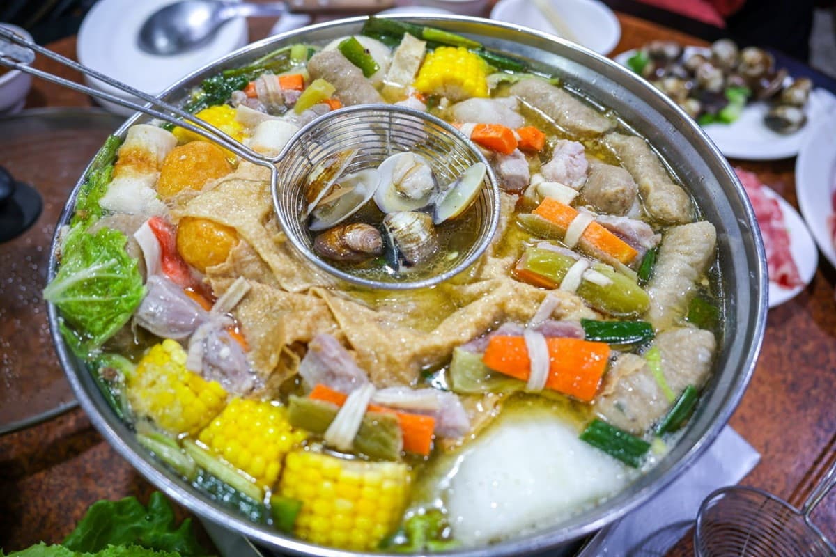 台中三大沙茶火鍋之一!30年老店人氣超夯,宜蘭特色酸菜肉、黃金豆皮都必點 台中三大沙茶火鍋之一!30年老店人氣超夯,宜蘭特色酸菜肉、黃金豆皮都必點