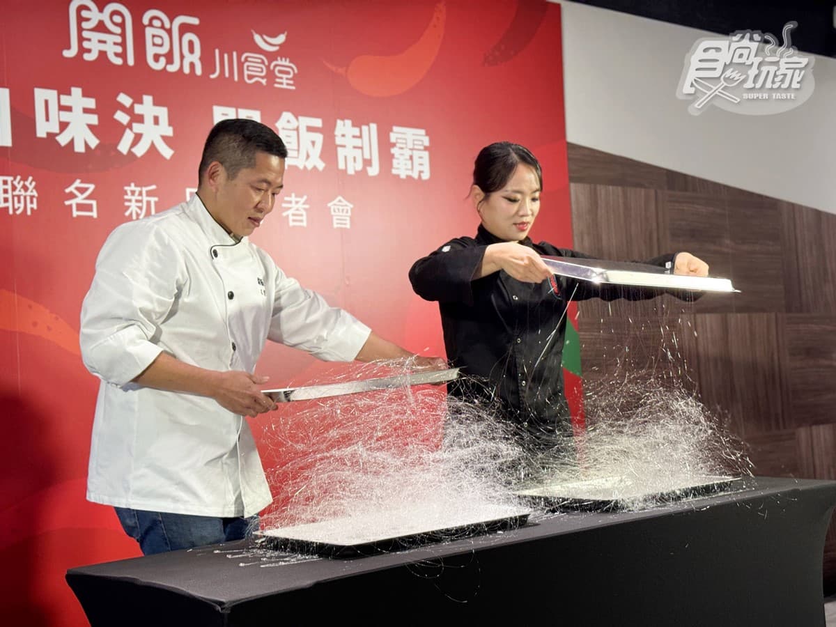 台灣開賣《黑白大廚》麻辣奶油蝦!明星主廚鄭智善聯名新品,拔絲布丁太欠吃 台灣開賣《黑白大廚》麻辣奶油蝦!明星主廚鄭智善聯名新品,拔絲布丁太欠吃