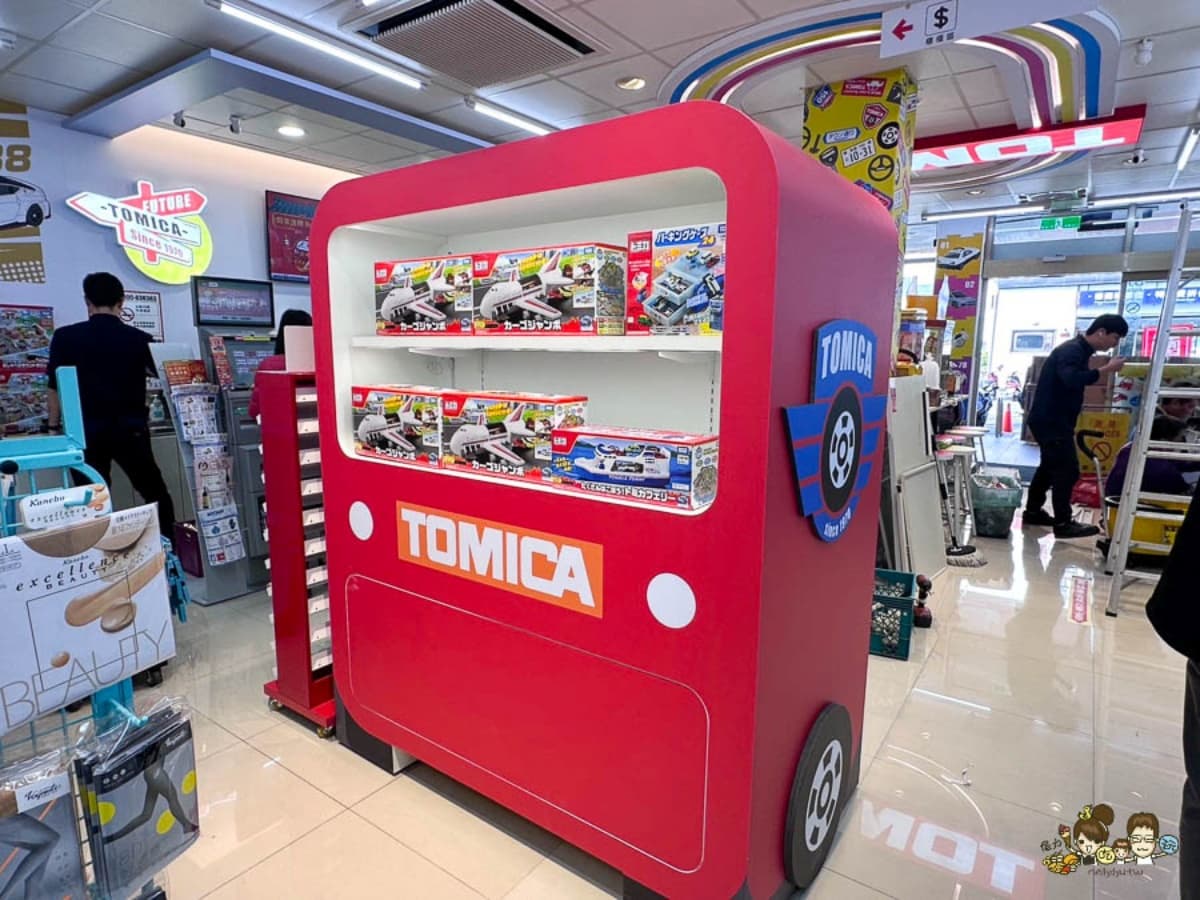全台首間TOMICA主題店!天花板酷炫跑道+車頭燈會發光,多美汽車迷快朝聖 全台首間TOMICA主題店!天花板酷炫跑道+車頭燈會發光,多美汽車迷快朝聖