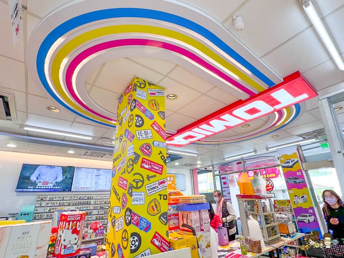 全台首間TOMICA主題店!天花板酷炫跑道+車頭燈會發光,多美汽車迷快朝聖 全台首間TOMICA主題店!天花板酷炫跑道+車頭燈會發光,多美汽車迷快朝聖