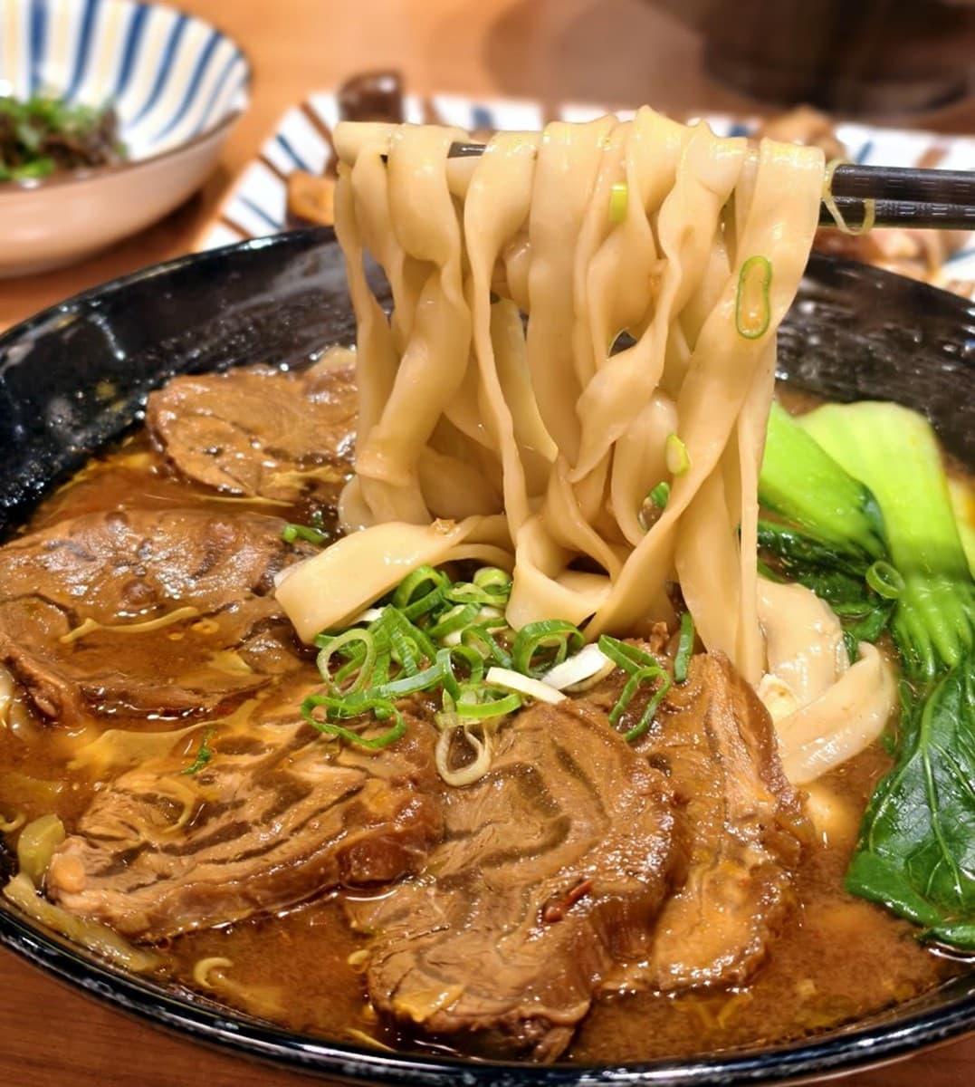 桃園好評大碗公牛肉麵!6種湯底口味可任選,自助吧飲料、冰淇淋無限供應 桃園好評大碗公牛肉麵!6種湯底口味可任選,自助吧飲料、冰淇淋無限供應