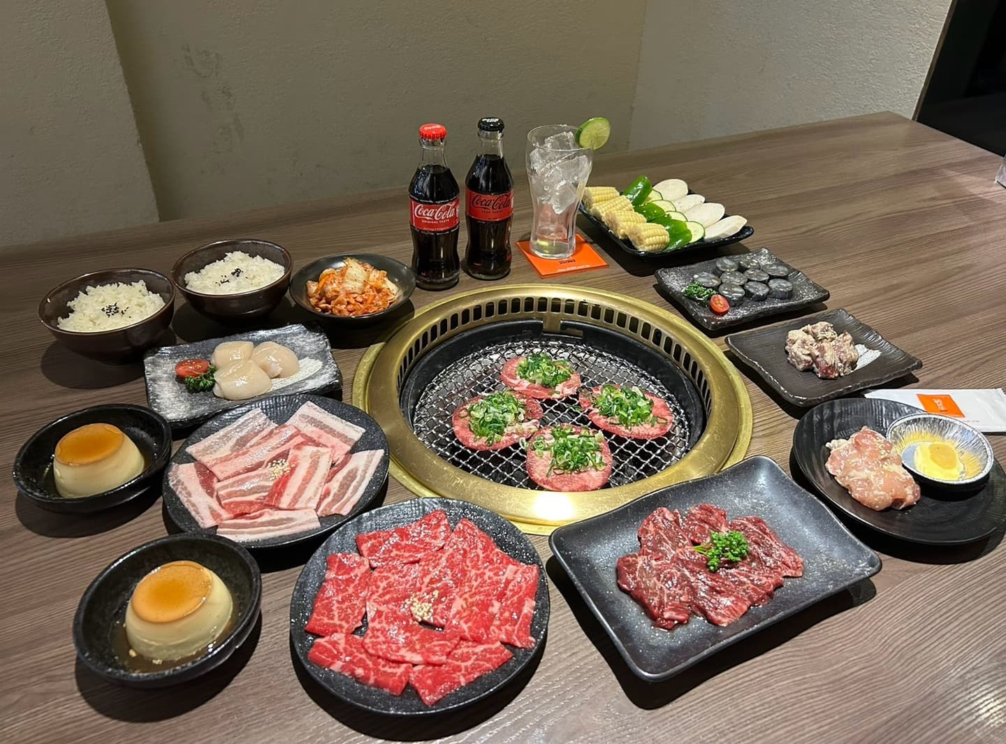 全台最強「燒肉市集」!屋馬、胡同17家排隊燒肉一站吃,免費喝玻璃瓶可樂 全台最強「燒肉市集」!屋馬、胡同17家排隊燒肉一站吃,免費喝玻璃瓶可樂