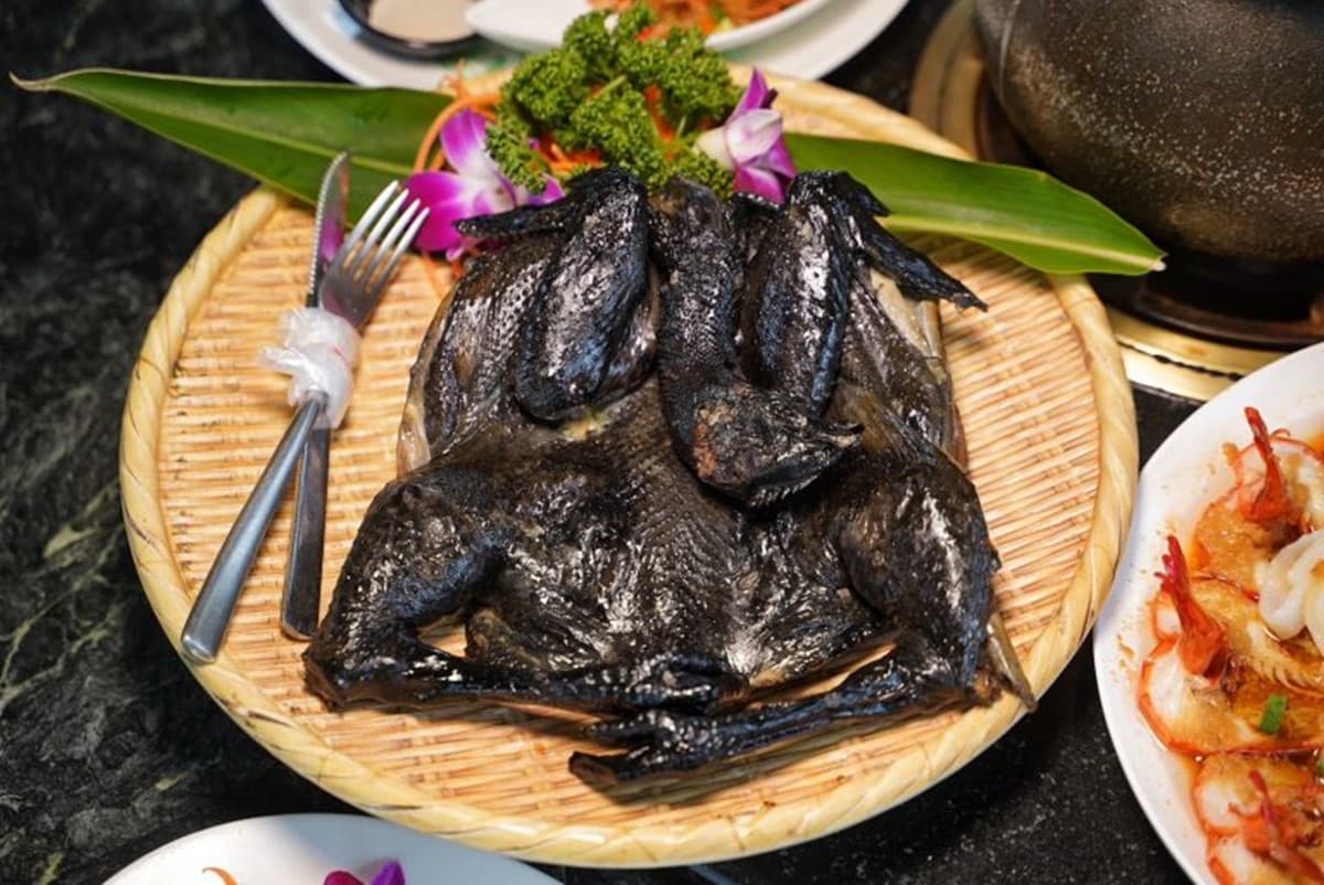 飄香高雄30年!IG爆紅「軌道送餐」土雞城,近30道雞肉料理任選、必點黃金烤雞 飄香高雄30年!IG爆紅「軌道送餐」土雞城,近30道雞肉料理任選、必點黃金烤雞