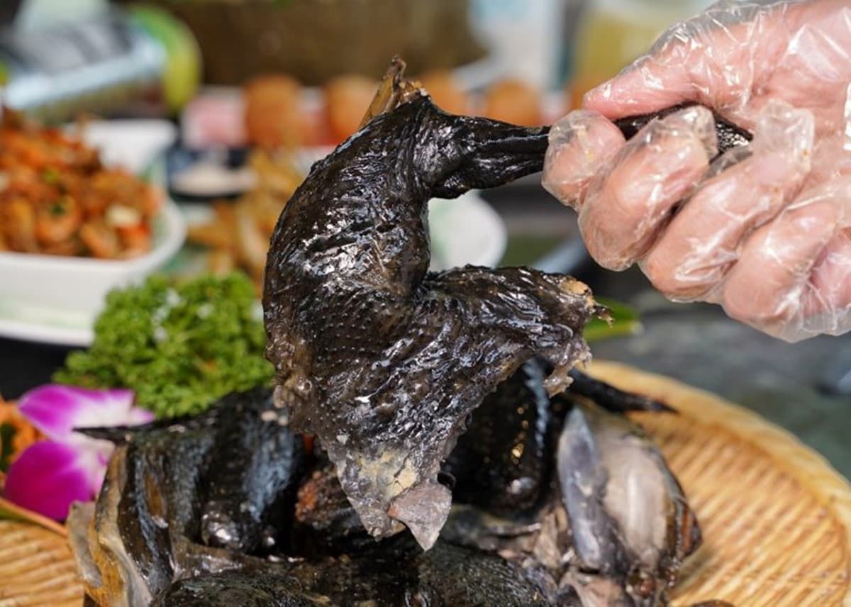 飄香高雄30年!IG爆紅「軌道送餐」土雞城,近30道雞肉料理任選、必點黃金烤雞 飄香高雄30年!IG爆紅「軌道送餐」土雞城,近30道雞肉料理任選、必點黃金烤雞