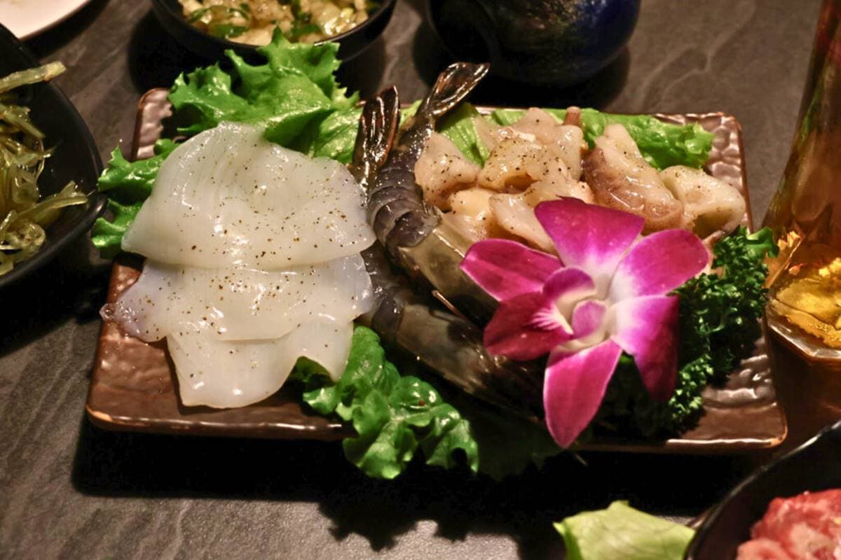 台中燒肉「厚切牛舌」強者!雙人套餐爽嗑6種肉、3種海鮮,壽星免費送肉盤 台中燒肉「厚切牛舌」強者!雙人套餐爽嗑6種肉、3種海鮮,壽星免費送肉盤
