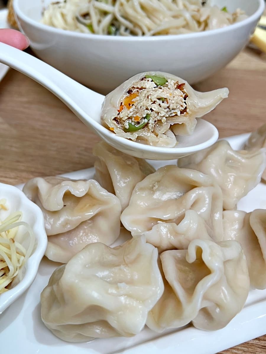 點餐享椰湯拉麵半價!高CP蔬食店推「臭豆腐水餃」,再送自助吧吃到飽 點餐享椰湯拉麵半價!高CP蔬食店推「臭豆腐水餃」,再送自助吧吃到飽