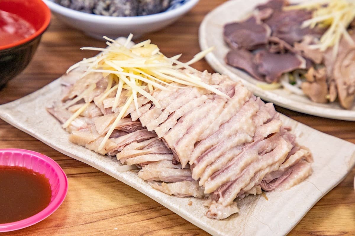 台中人激推高CP值鵝肉店!「鵝肉飯」肉量滿滿免百元,鵝肉湯免費喝到飽 台中人激推高CP值鵝肉店!「鵝肉飯」肉量滿滿免百元,鵝肉湯免費喝到飽