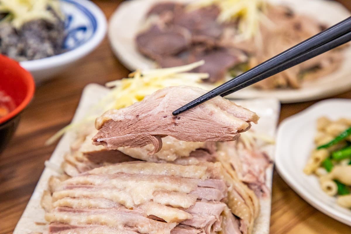 台中人激推高CP值鵝肉店!「鵝肉飯」肉量滿滿免百元,鵝肉湯免費喝到飽 台中人激推高CP值鵝肉店!「鵝肉飯」肉量滿滿免百元,鵝肉湯免費喝到飽