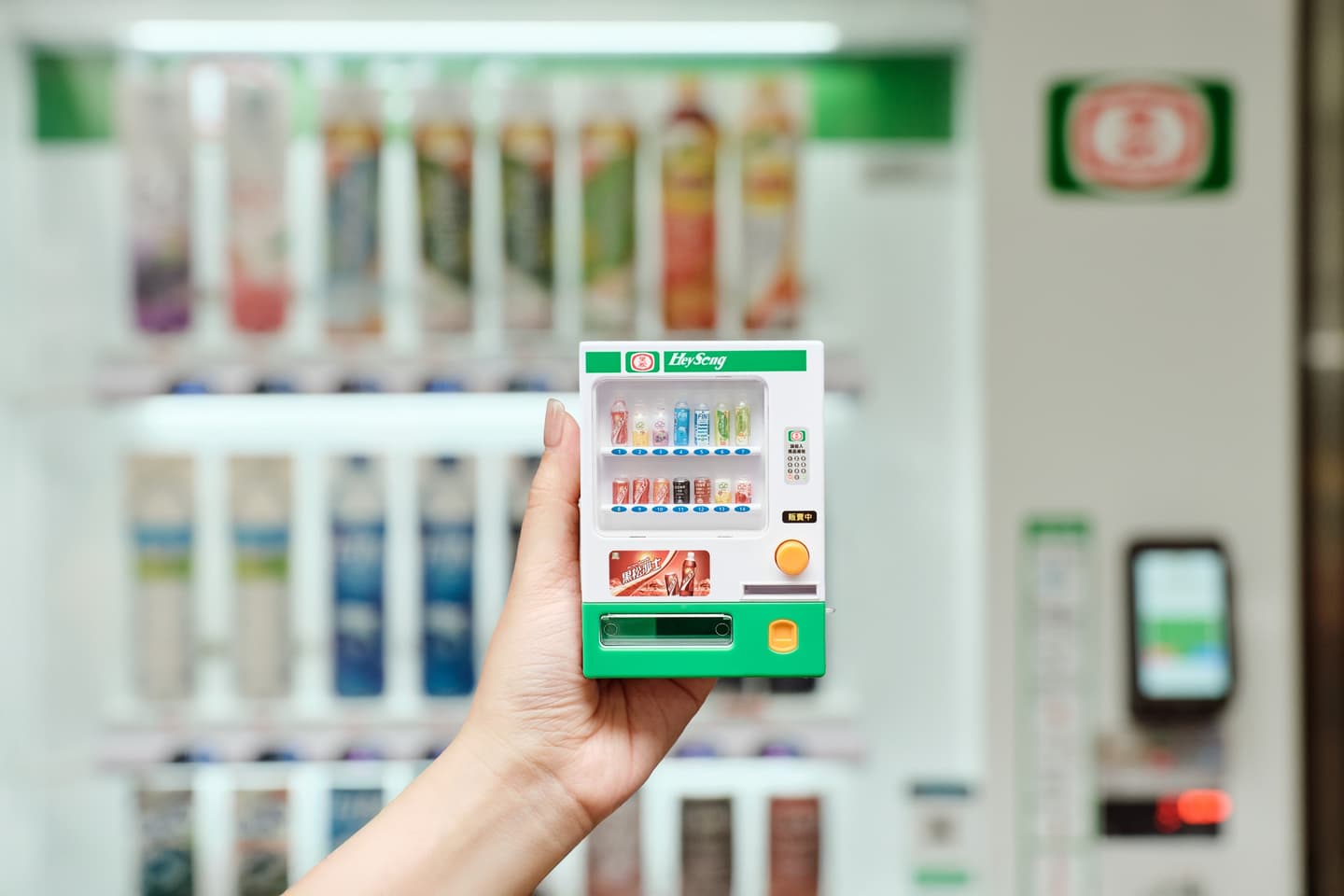 「迷你飲料販賣機」投幣玩!黑松販賣機公仔、TOMICA復古運輸車,2超商加購收 「迷你飲料販賣機」投幣玩!黑松販賣機公仔、TOMICA復古運輸車,2超商加購收