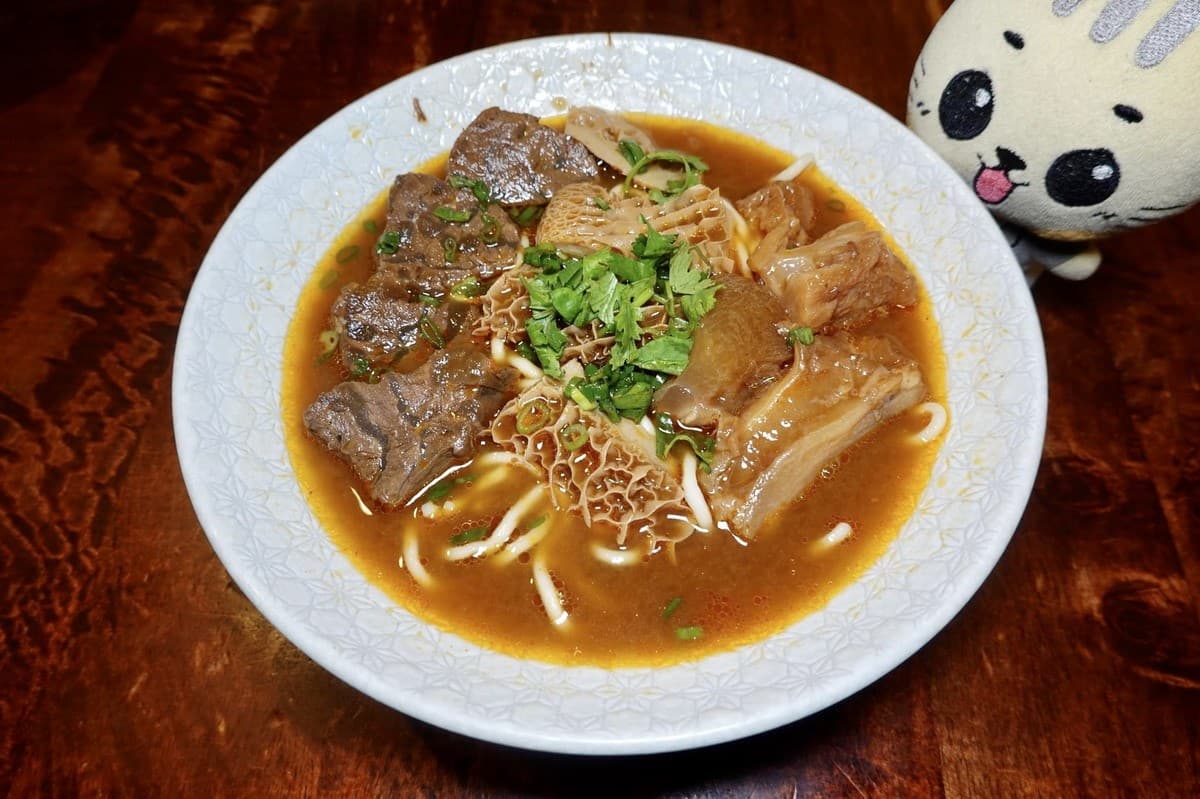 黃仁勳最愛牛肉麵是這家!每次必點「紅燒半筋半肉麵」,免費飲料暢飲超貼心 黃仁勳最愛牛肉麵是這家!每次必點「紅燒半筋半肉麵」,免費飲料暢飲超貼心